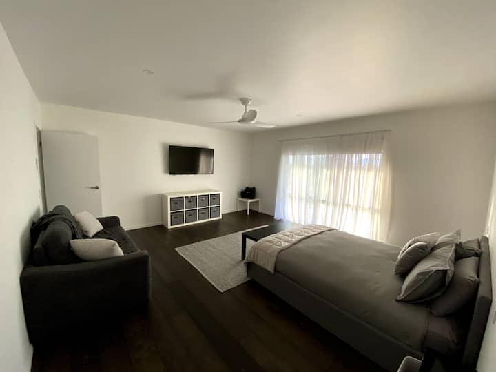 Dormitorio 2 con cama queen y sofá cama queen.