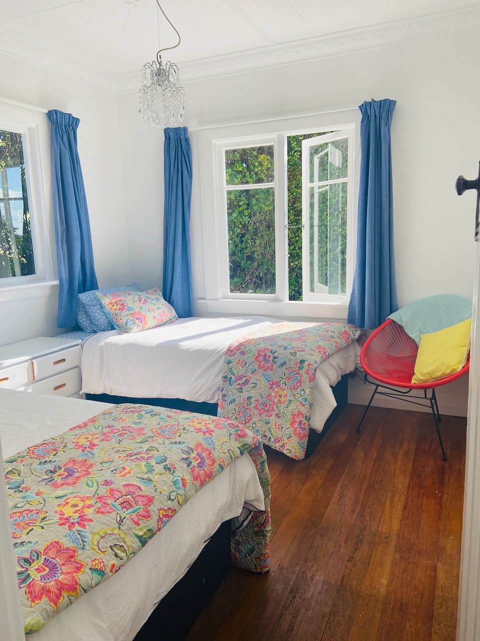 Slaapkamer met twee kingsize eenpersoonsbedden