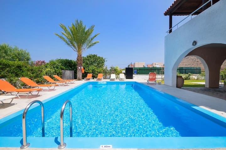 Golden Sea Villa, 5 BD, pool, 600m from sand