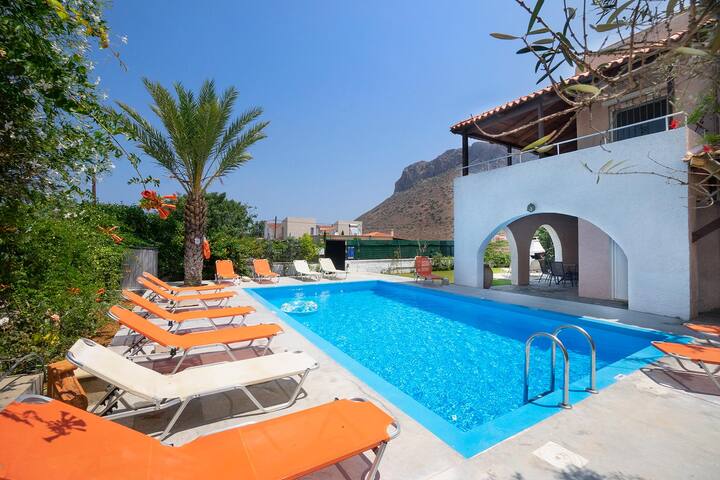 Golden Sea Villa, 5 BD, pool, 600m from sand gallery image 2