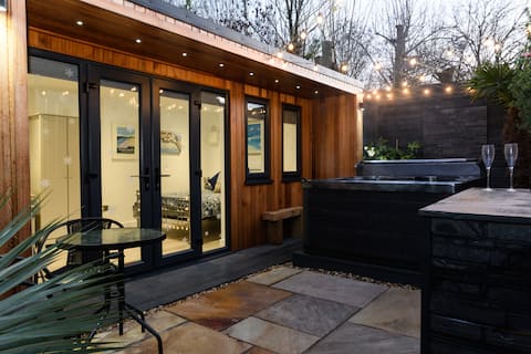 The Garden Hideaway with Private Hot Tub & Parking