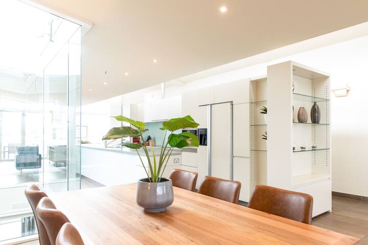 IXL 3br Penthouse with harbour views gallery image 3