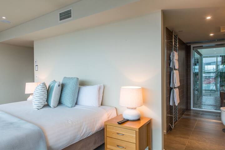 IXL 3br Penthouse with harbour views gallery image 5