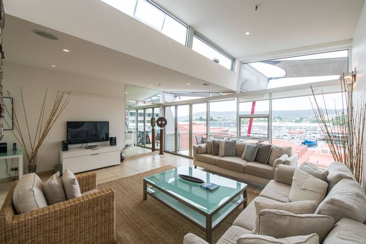 IXL 3br Penthouse with harbour views gallery image 4