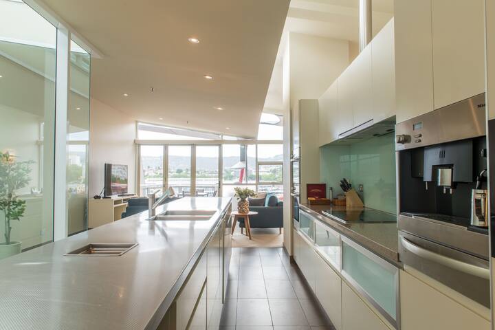 IXL 3br Penthouse with harbour views gallery image 2