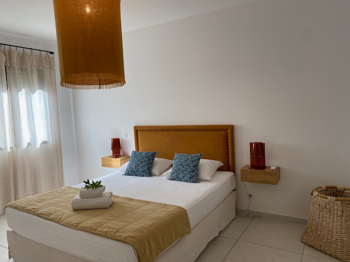 Habitación 2 con aire acondicionado y cama doble