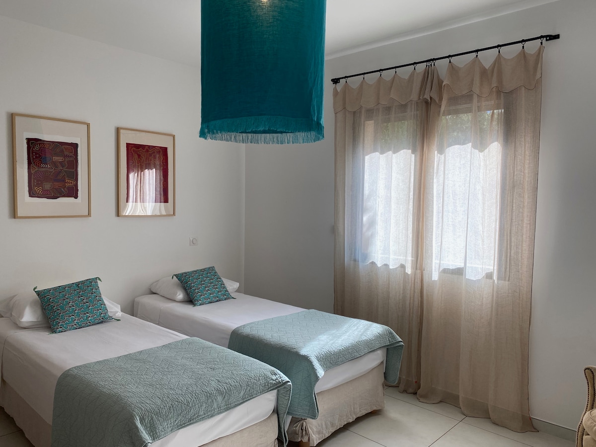 Dormitorio 4 con aire acondicionado y 2 camas individuales que se pueden juntar en cama doble