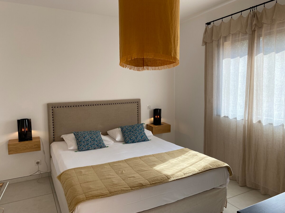 Dormitorio 3 con aire acondicionado con cama doble, cuarto de baño y entrada independiente