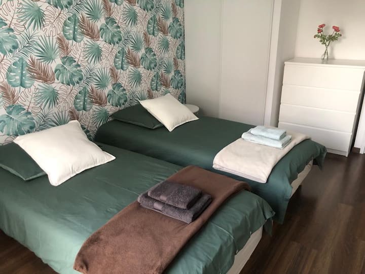 Habitación 2 con 2 camas individuales de 90x190 instaladas separadas o reunidas en 180x190 (a especificar al hacer la reserva)