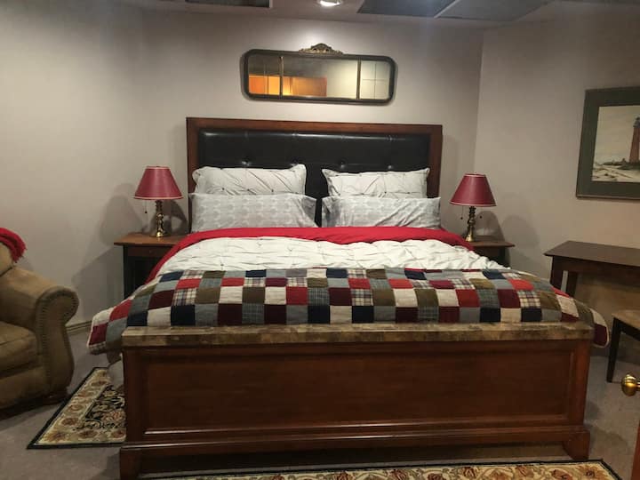 Red Room
King Size Bed with Cozy Bedding