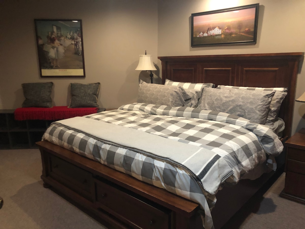 Grey Room
King Size Bed with Cozy Bedding