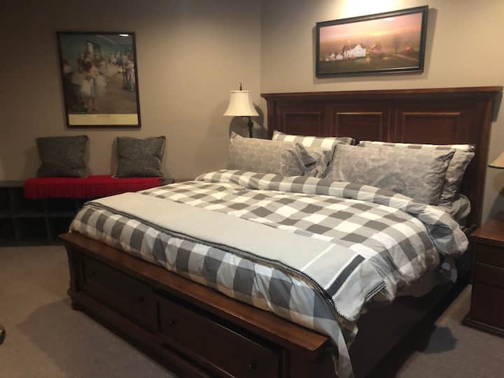 Grey Room
King Size Bed with Cozy Bedding