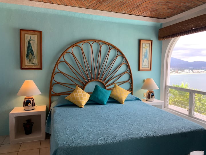Chumba cha kulala cha 2 na Mtazamo wa Manzanillo Bay na Taa za Jiji