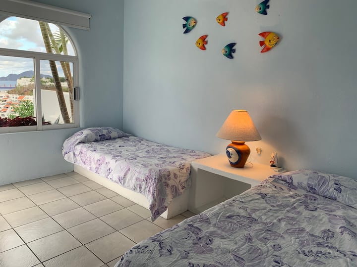 Chumba cha kulala 5 na vitanda 2 vya mtu mmoja na mwonekano wa Manzanillo Bay na taa za jiji
