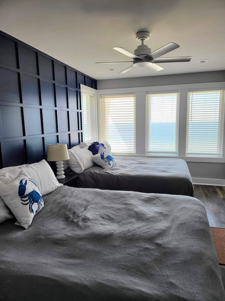 Second floor SE Bedroom has 2 queen beds, a 55" Smart TV and amazing views! 