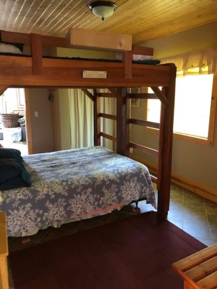 Cama de matrimonio con dos literas individuales arriba.  Armario detrás de la cortina con perchas.  Banco para colocar el equipaje abierto.  Televisión en brazo extensible para una fácil visualización.