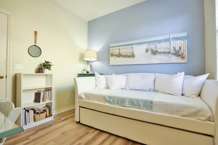 חדר שינה שלישי עם מיטת יום/מיטה ושולחן כתיבה.  יש הרבה פינת עבודה זמינה בשולחן קטן כאשר Trundle תחובה  מתחת למיטת יום.