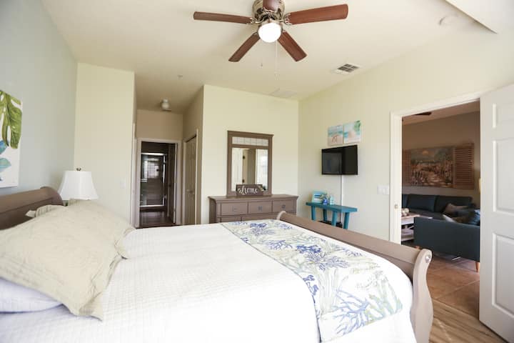 חדר שינה ראשי עם מיטת קווין סייז.