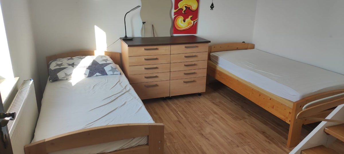 חדר נוסף עם 2 מיטות יחיד 