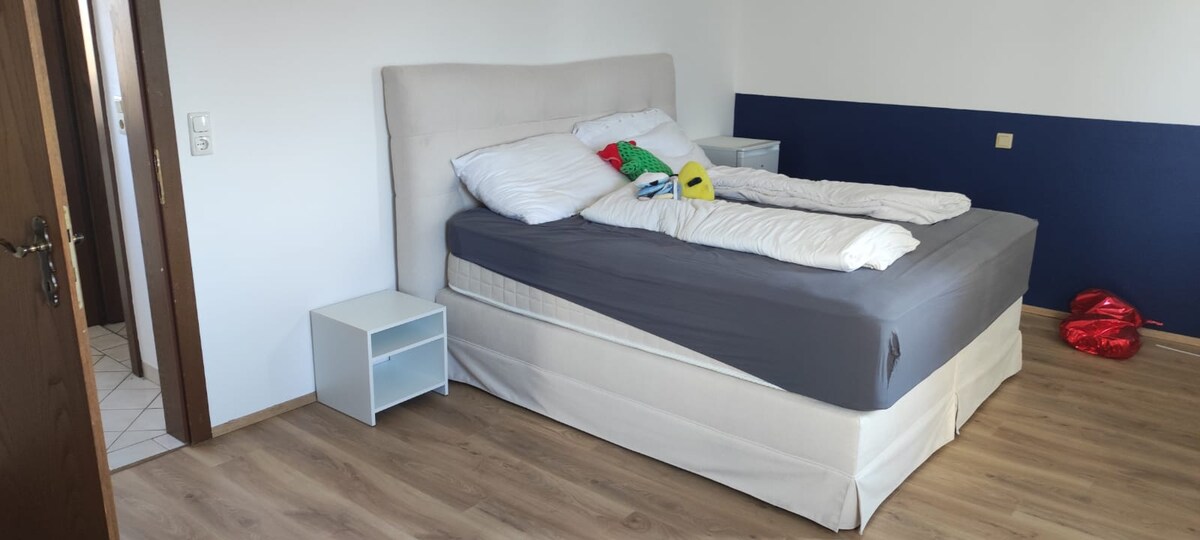 חדר שינה ראשי עם מקרר