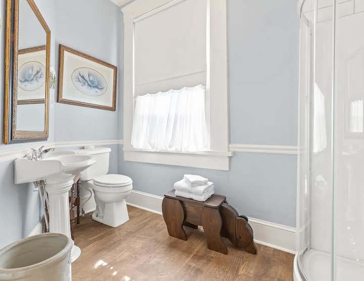 Room 1 Centerville Steamboat Inn Houses for Rent in Franklin