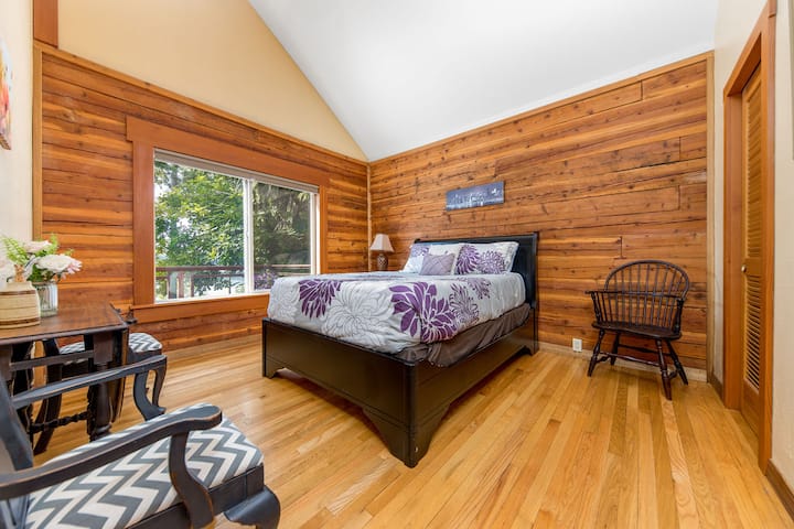 Primary bedroom with queen bed on main level.