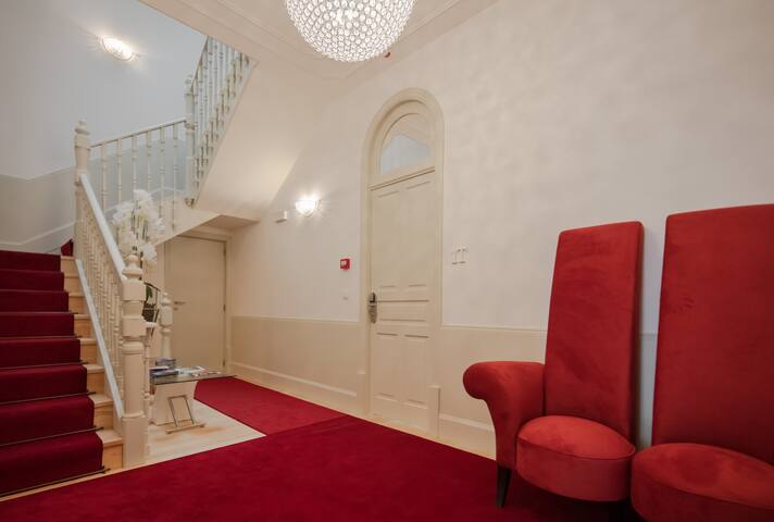 Deluxe Rustic 3 Bedroom apartment + Parking gallery image 2