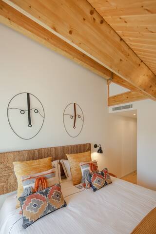 Deluxe Rustic 3 Bedroom apartment + Parking gallery image 4