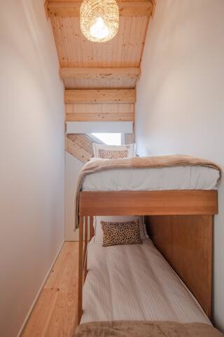 Deluxe Rustic 3 Bedroom apartment + Parking gallery image 5