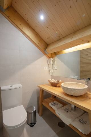 Deluxe Rustic 3 Bedroom apartment + Parking gallery image 3