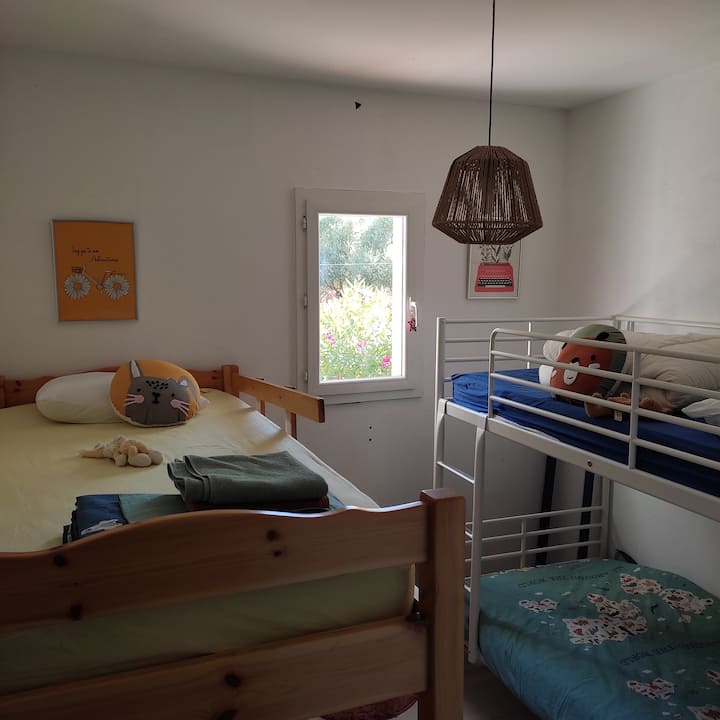 ห้องนอนเด็ก Chambre 4



ห้องนอนพร้อมเตียงเด็ก 2 เตียง