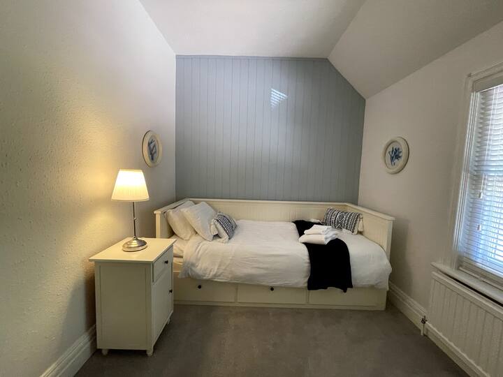 Spavaća soba 3 - Dnevni krevet, jednostruki krevet koji se pretvara u bračni krevet