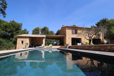 Authentic Mas with heated swimming pool in countryside