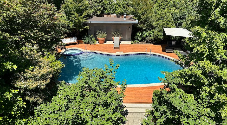 Private Oasis in Vancouver with Pool and Hot Tub gallery image 2