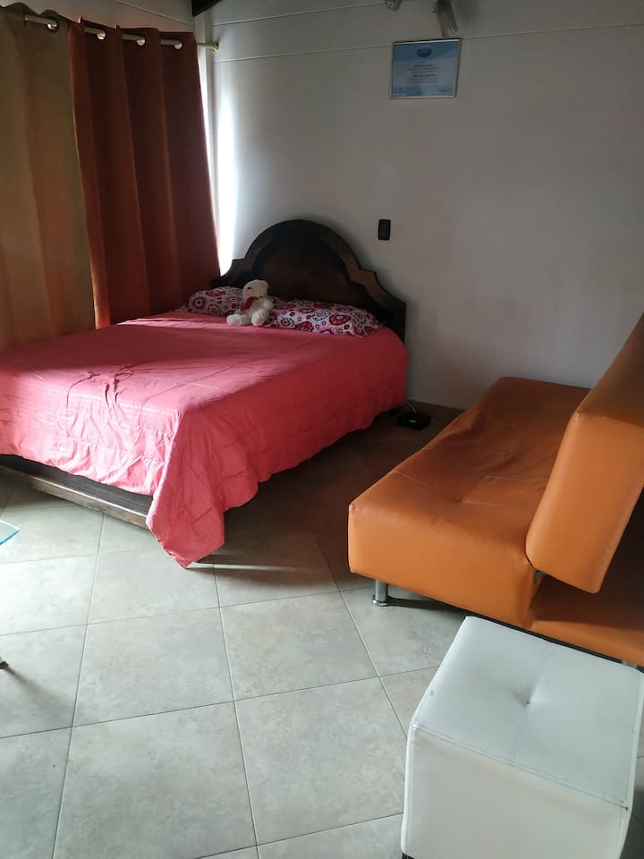 Druhá izba s manželskou posteľou, rozkladacou pohovkou a televízorom s dekodérom