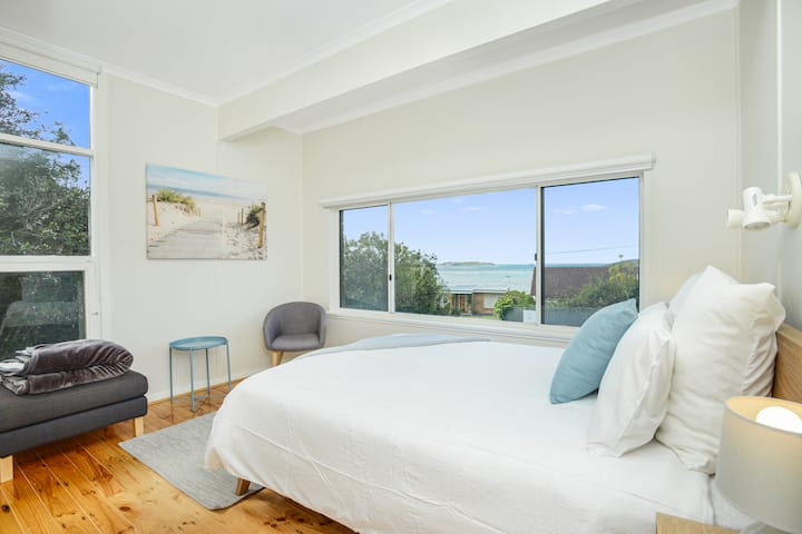 غرفة نوم أمامية مطلة على المحيط