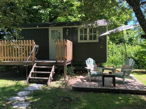"The Bamboo Hut" with Pool & Jacuzzi in Dordogne