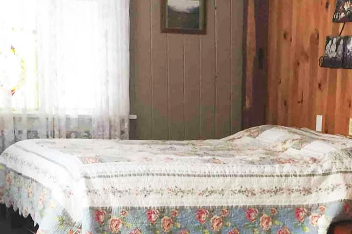 Kitanda kimoja cha upana wa futi tano. Vitanda viwili vya upana wa futi tano Hivi ni vitanda vya kusukumwa.