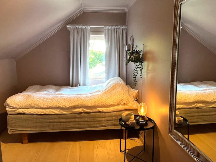 El dormitorio 2 está recién renovado con una nueva cama doble pequeña con capacidad para dos personas.