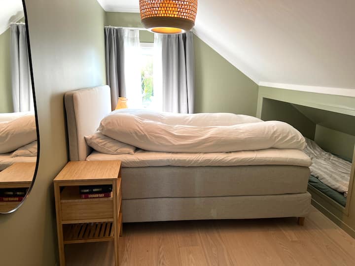 El dormitorio 1 está recientemente renovado con una nueva cama doble grande. 