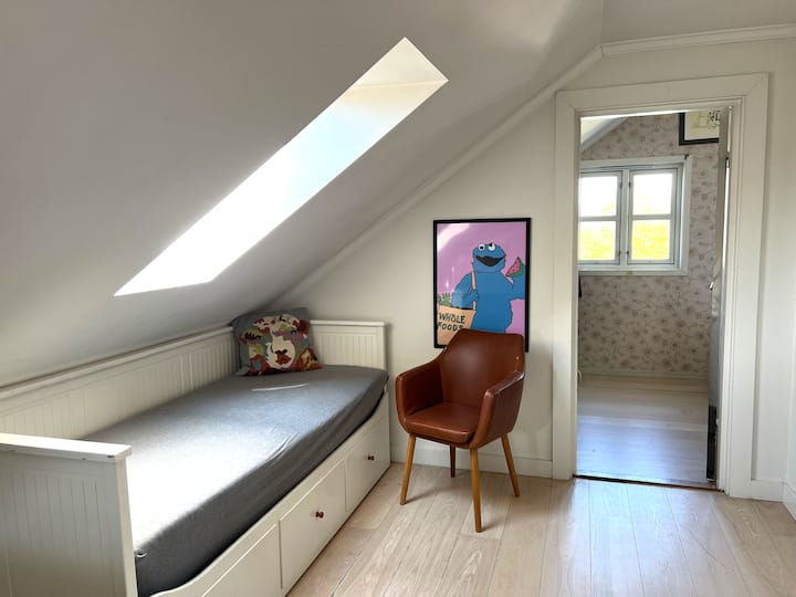 Una cama en la sala común del piso superior. Puedes sacar el fondo para conseguir una cama de matrimonio.