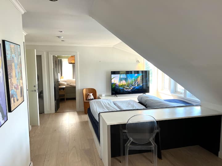 La sala común en el piso superior. Perfecto para ver una película de Diseny juntos en la cama grande.