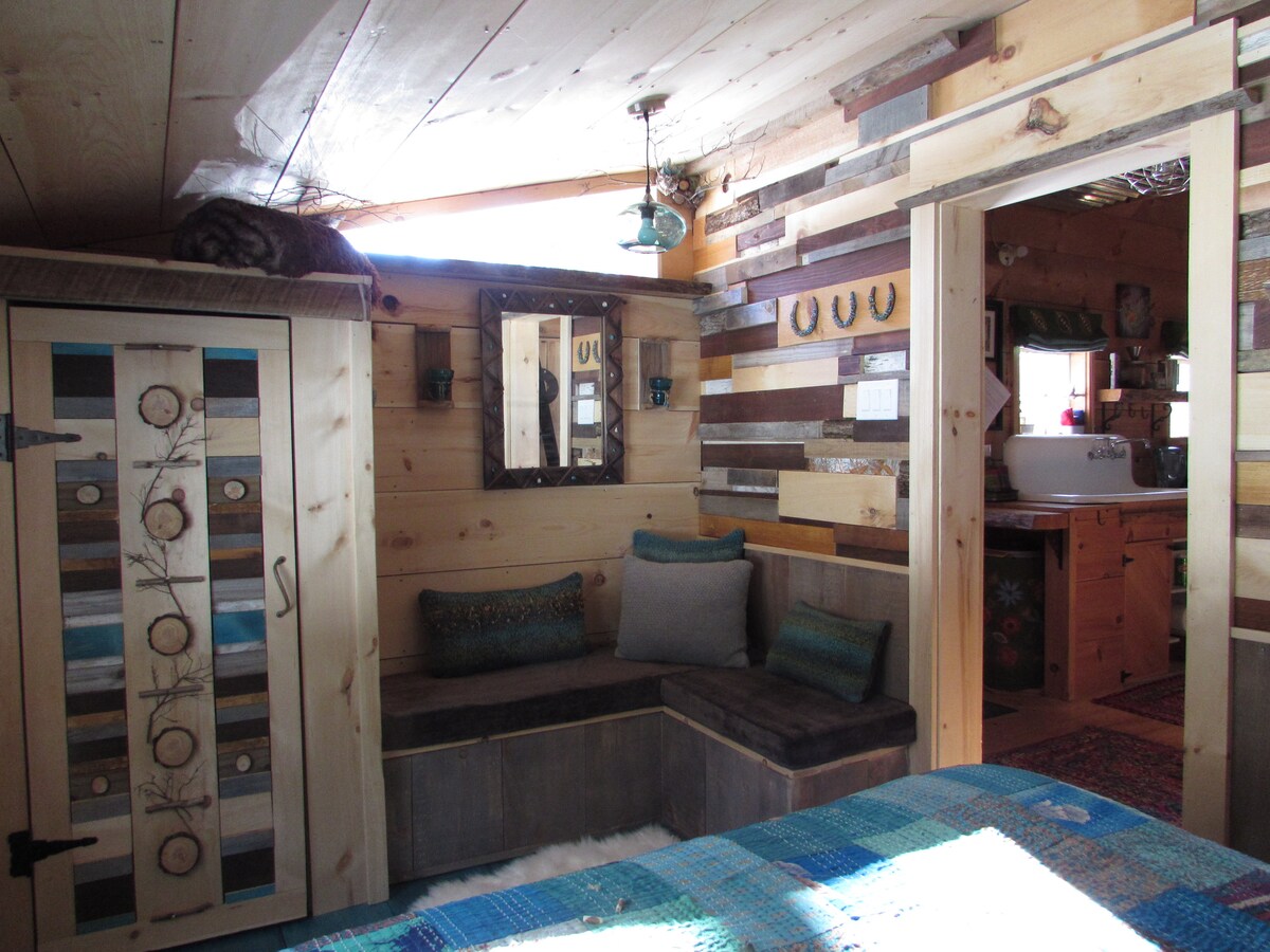 楼下新增了卧室，适合那些想要微型住宅体验但不想在阁楼睡觉的人士。 双人床，光线充足。