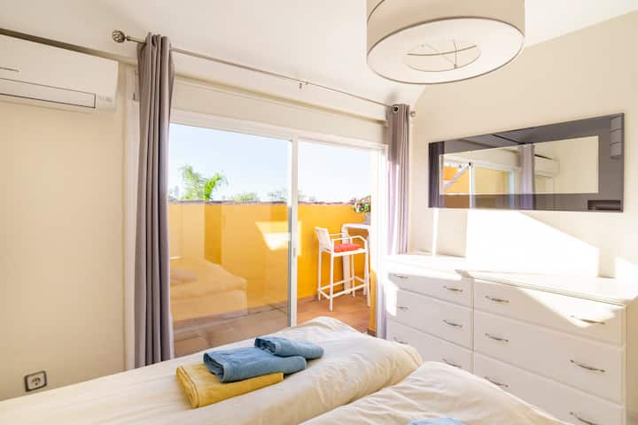 חדר שינה ראשי (בקומה התחתונה) המשקיף על הים התיכון