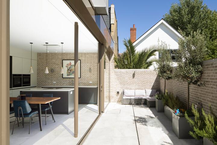 Stylish Private Modern House. Perfect for families gallery image 3