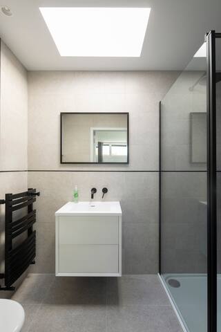 Stylish Private Modern House. Perfect for families gallery image 5