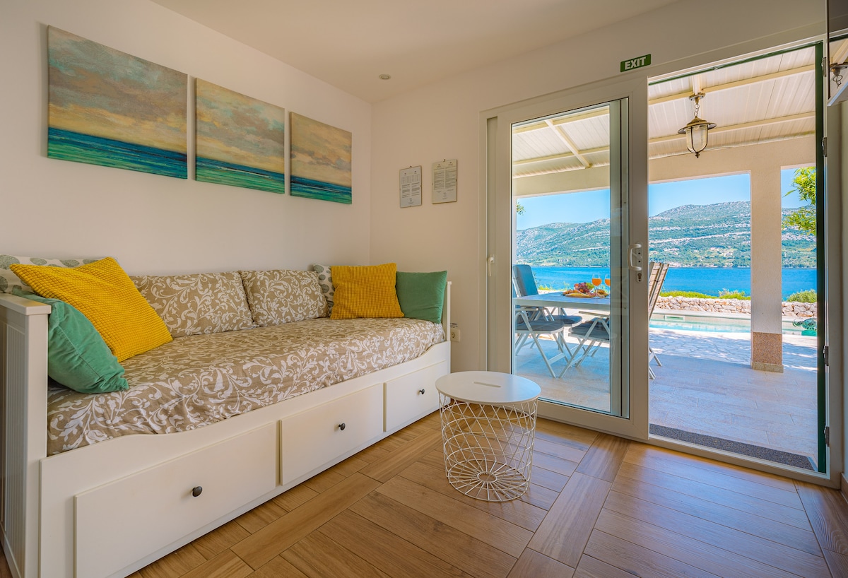 Kauč na razvlačenje s televizorom