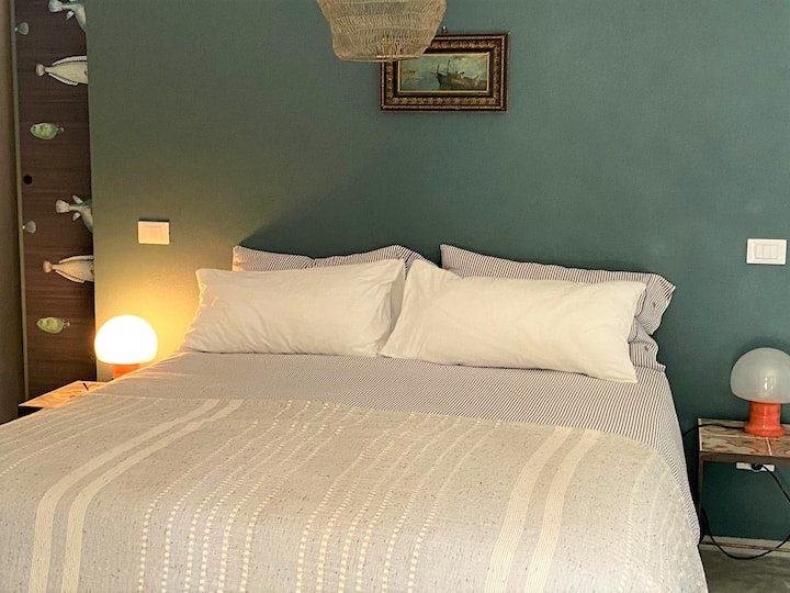 รายละเอียดห้องนอนพร้อมห้องน้ำและตู้เสื้อผ้าในตัว