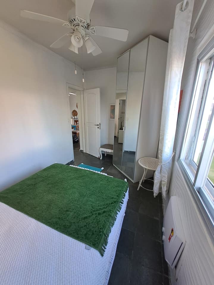 双人卧室，配有衣柜、空调和海景。 