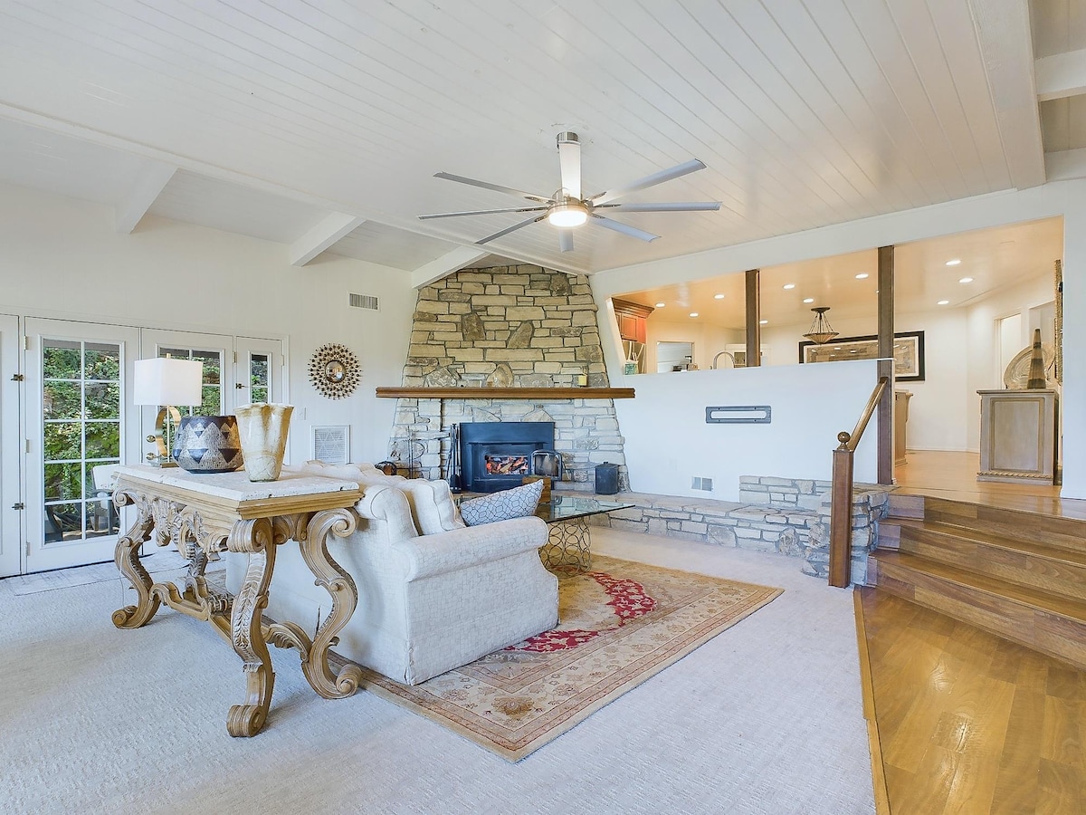 Top performing Airbnb: Paradise On The Hill With Tree House and Hot Tub in Atascadero